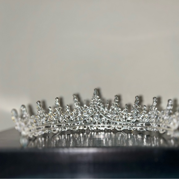 Beautiful crown. Great quality, can be used for casual, formal or elegant event - Picture 2 of 3